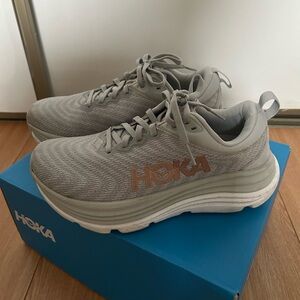 Hoka Light Gray Athletic Shoes
Gaviota 5
